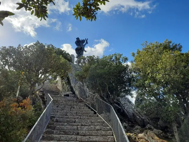 La statua in vetta al monte Ortobene  (foto archivio L'Unione Sarda)