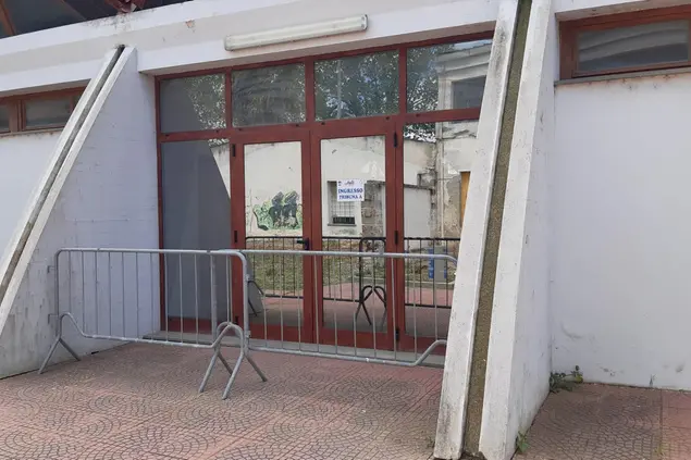 Transenne e vetrata a rischio al Palatharros (foto Guarna)