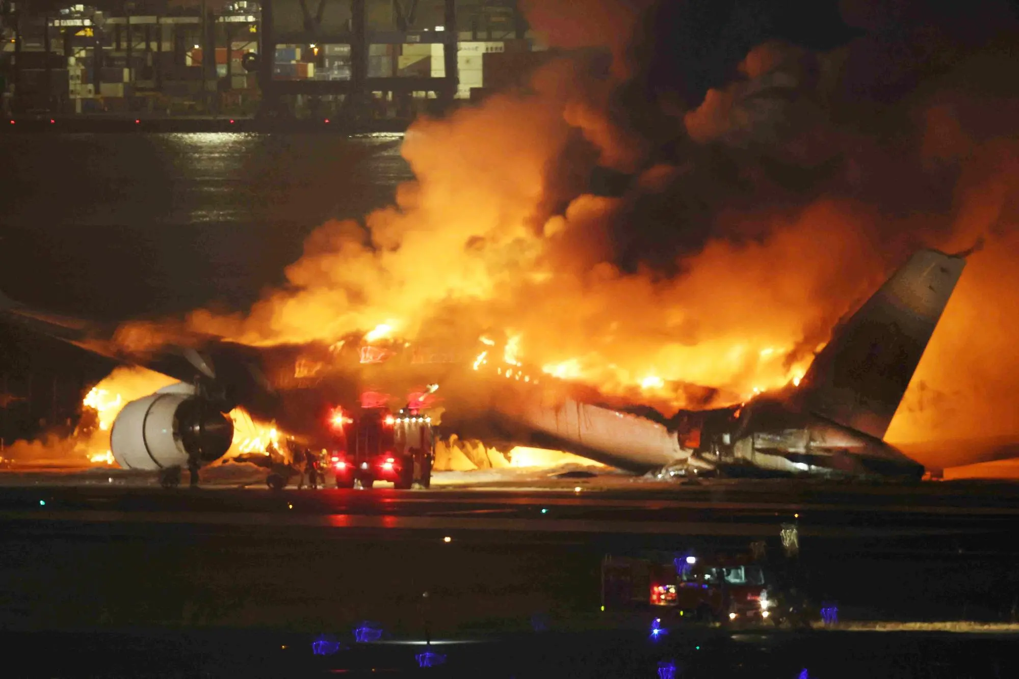 L'aereo in fiamme in pista (Ansa-Epa)