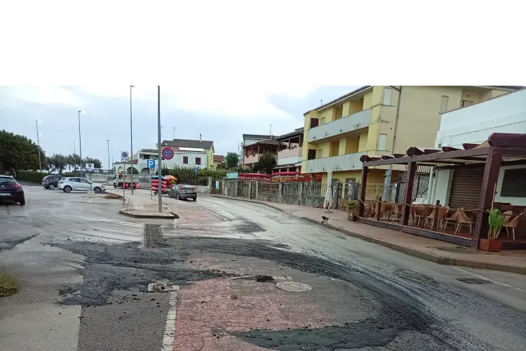 I detriti sul lungomare a Porto Torres (foto Pala)