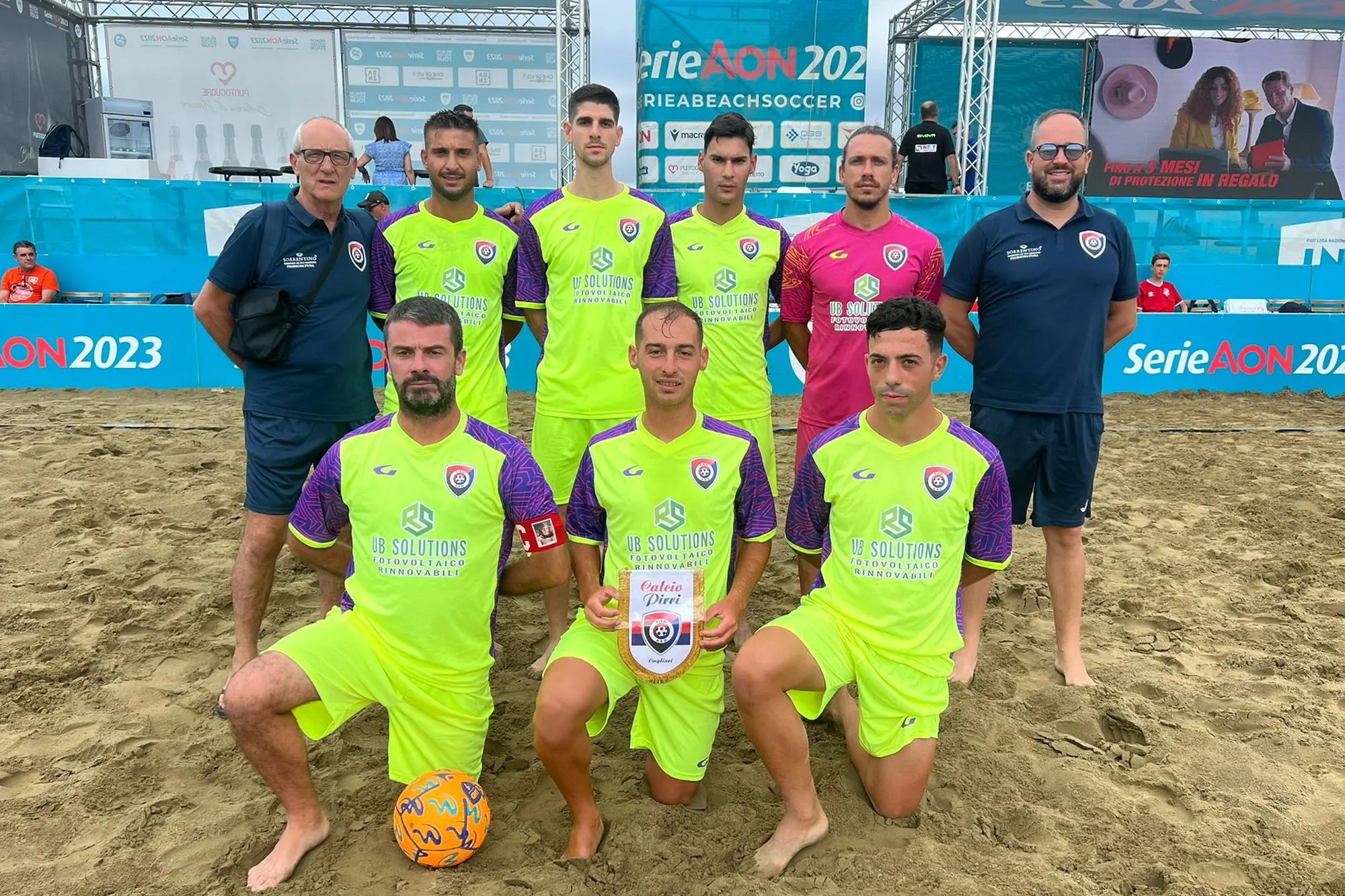 La squadra del Pirri in occasione della fase nazionale della Serie B di beach soccer dello scorso anno (foto concessa)