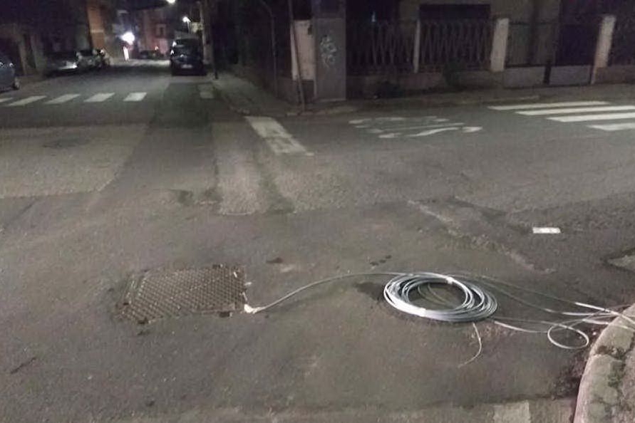Cavo della fibra ottica dimenticato in strada: un ciclista cade nella &quot;trappola&quot;