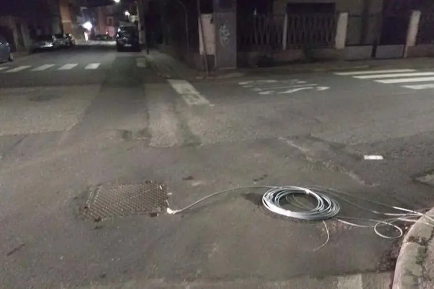 Il rotolo del cavo cablato dimenticato nella via Campania. (Foto Alessandro Fiori)