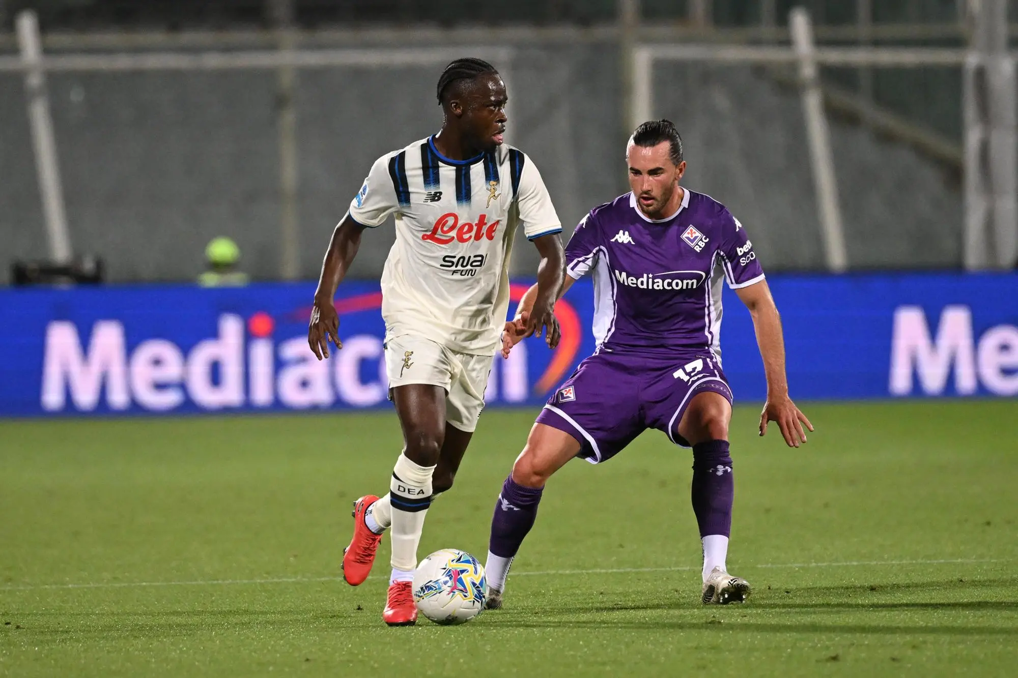 Atalanta's foward Kamaldeen Sulemana in action (L) Fiorentina's midfielder Jack Harrison (R) during the Italian serie A soccer match ACF Fiorentina vs Atalanta BC at Artemio Franchi Stadium in Florence, Italy, 22 May 2026 ANSA/CLAUDIO GIOVANNINI