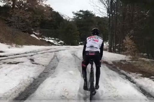 Aru si prepara al Giro: allenamento sulla neve in Sicilia