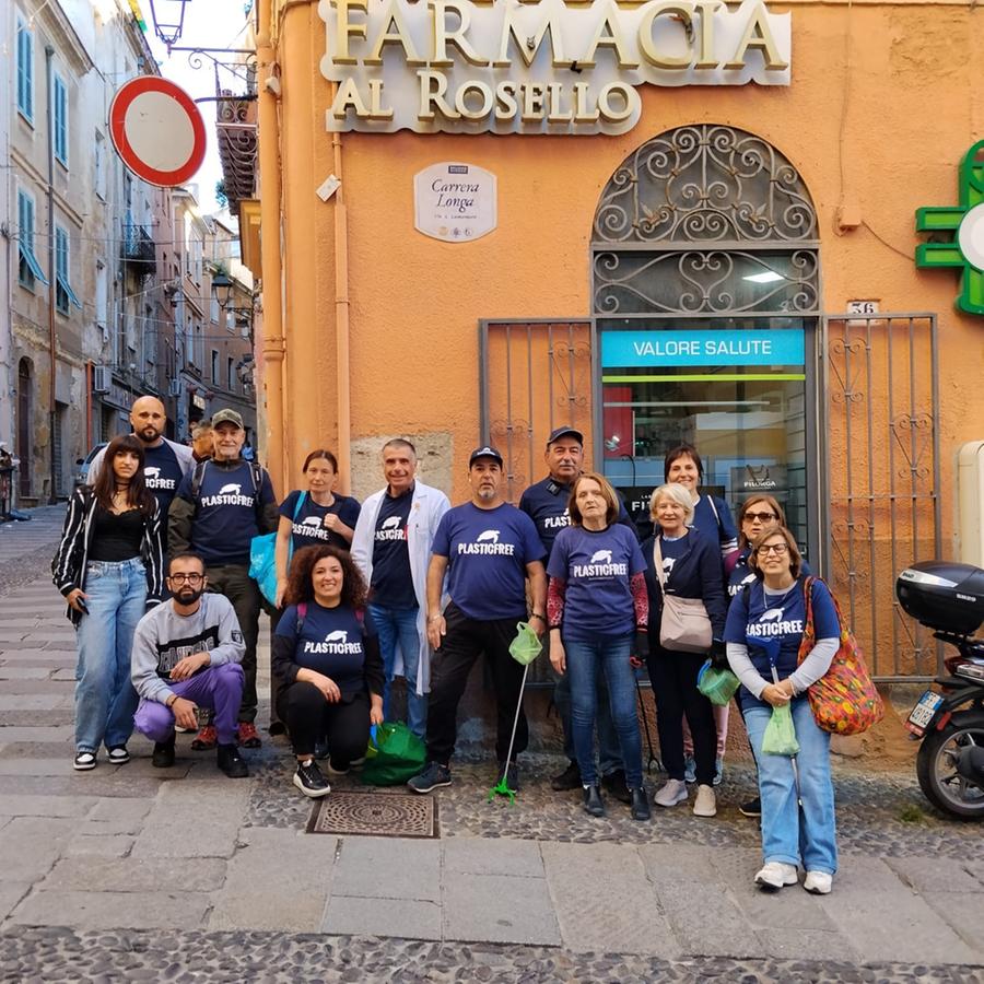 Sassari, pulizia nel centro storico: raccolti 5 kg di mozziconi di sigarette