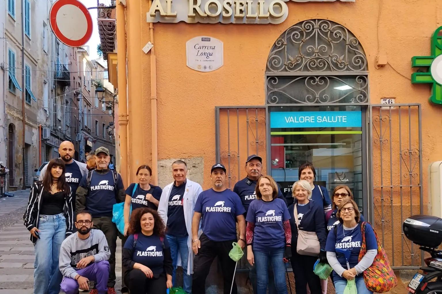 Raccolta mozziconi di Plastic Free in via al Rosello
