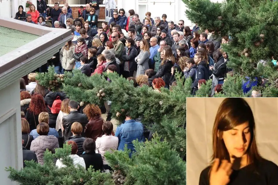 La folla (Videolina) ai funerali di Michela Sotgia (nel riquadro)