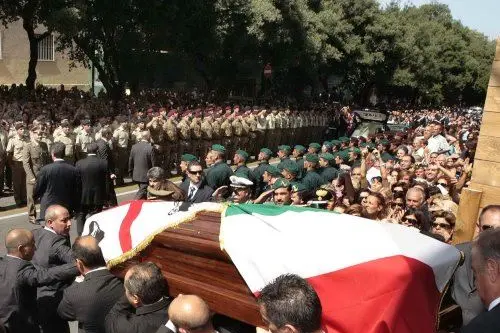 Il feretro dell'ex presidente della Repubblica, Francesco Cossiga, viene fatto uscire chiesa di San Giuseppe