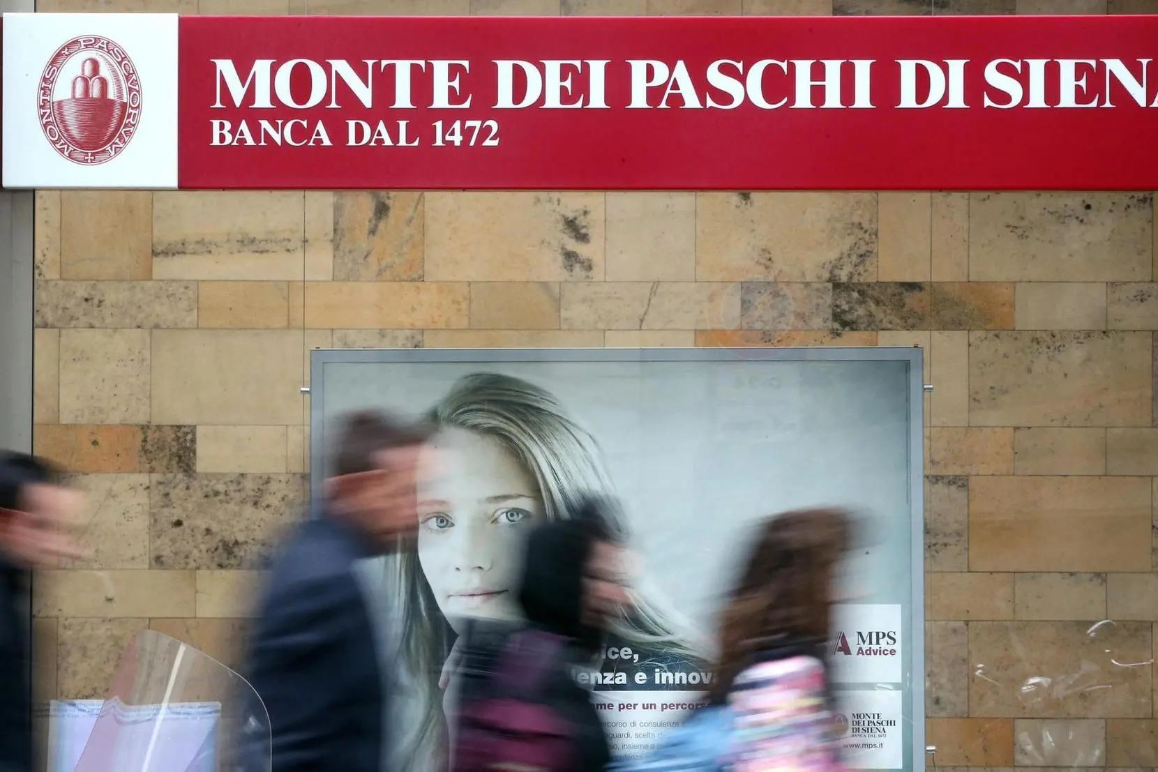 La filiale del Monte dei Paschi di Siena in via Manzoni, a Milano. ANSA/MATTEO BAZZI