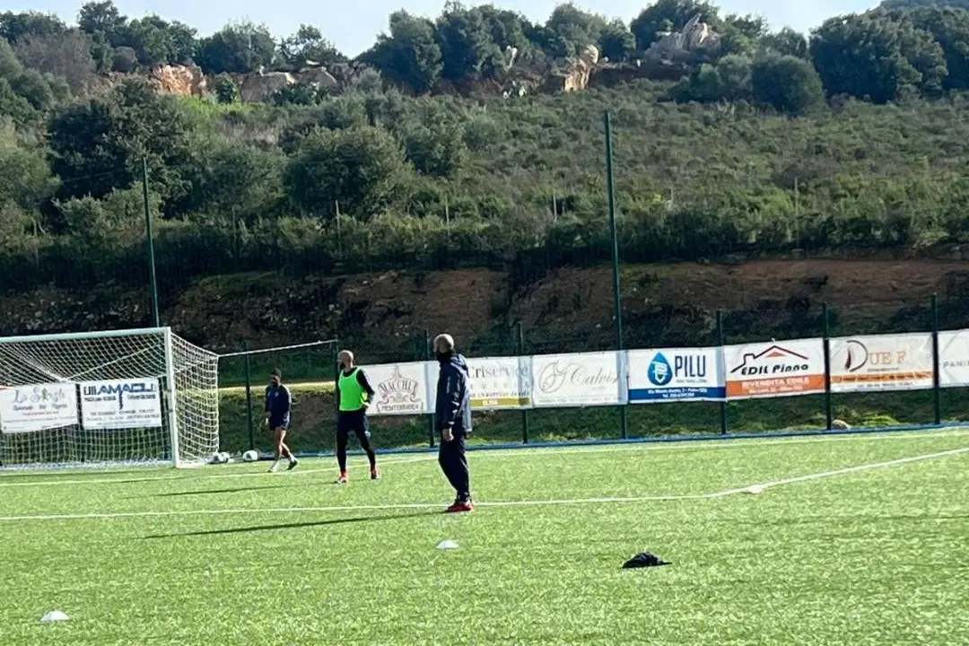 L'Olbia durante una seduta di allenamento a Loiri (foto Ilenia Giagnoni)