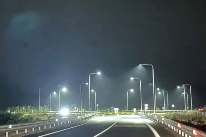 La rotatoria illuminata (foto Anas)