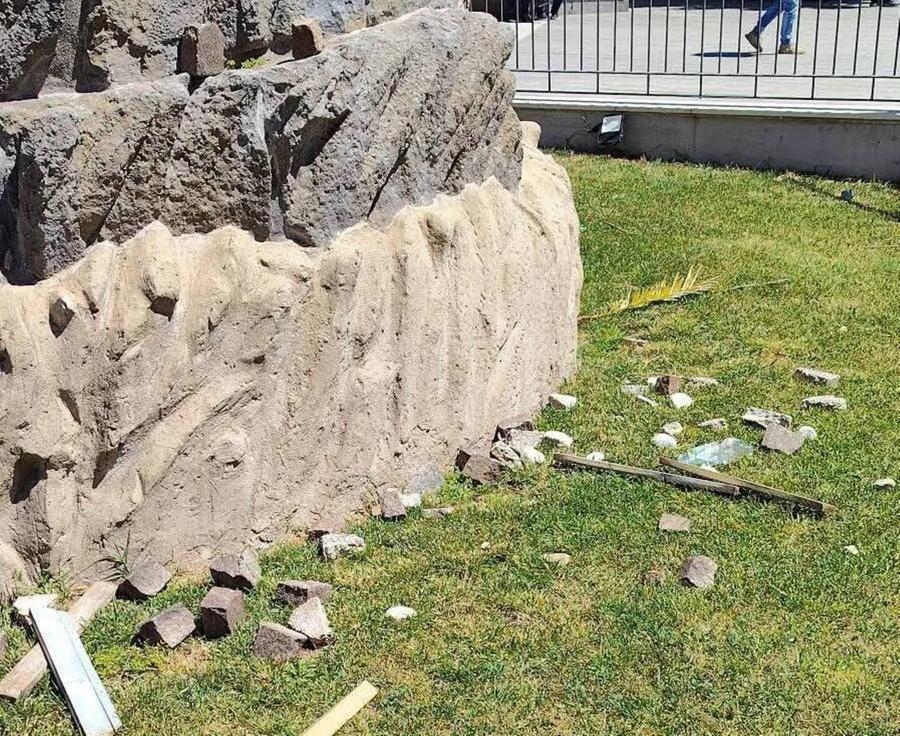Danneggiata la statua di Quintino Sella