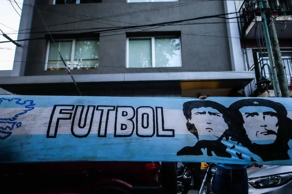 Supporter di Maradona davanti alla cliica (Ansa)