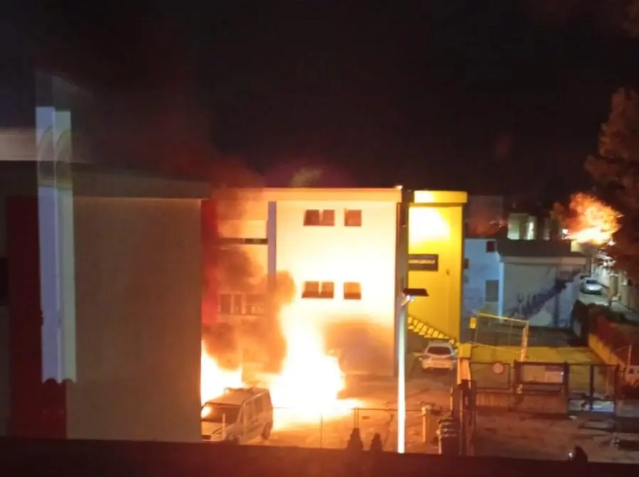 Le fiamme che hanno distrutto le auto della polizia locale a Quartucciu