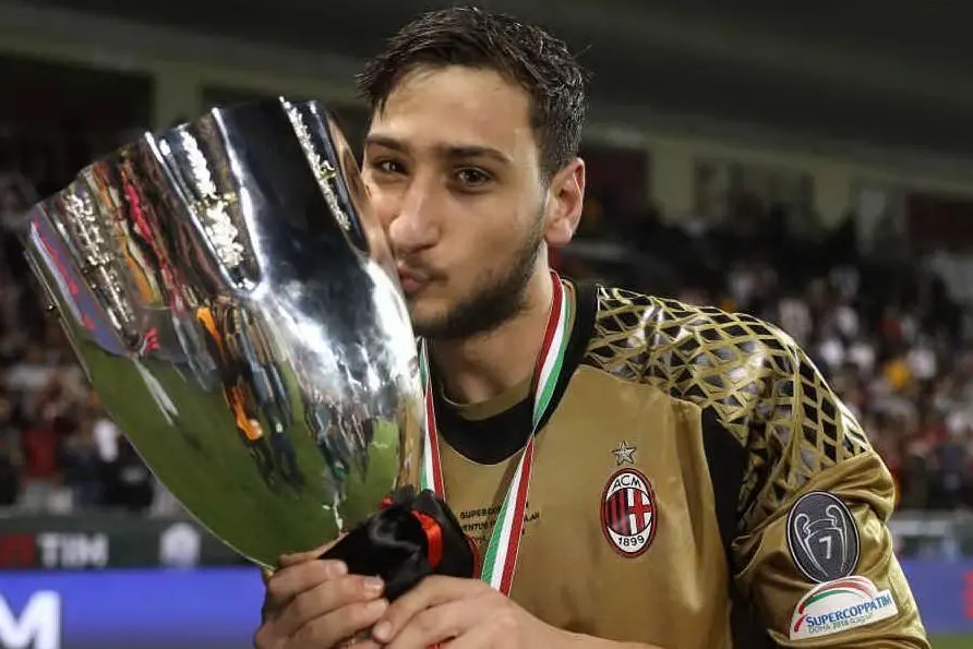 Donnarumma bacia la Supercoppa Italiana conquistata contro la Juventus