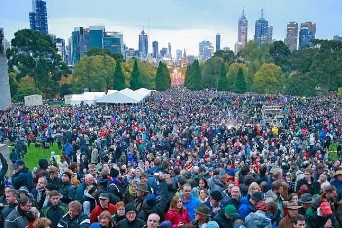 Folla all’Anzac day di Melbourne (foto Business Insider)