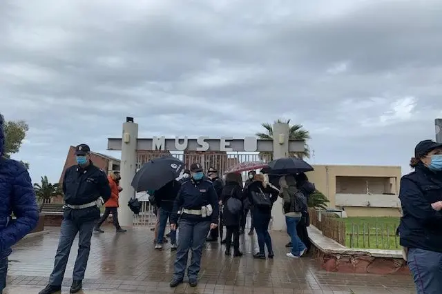 La protesta fuori dal museo quattro anni fa (foto Sara Pinna)