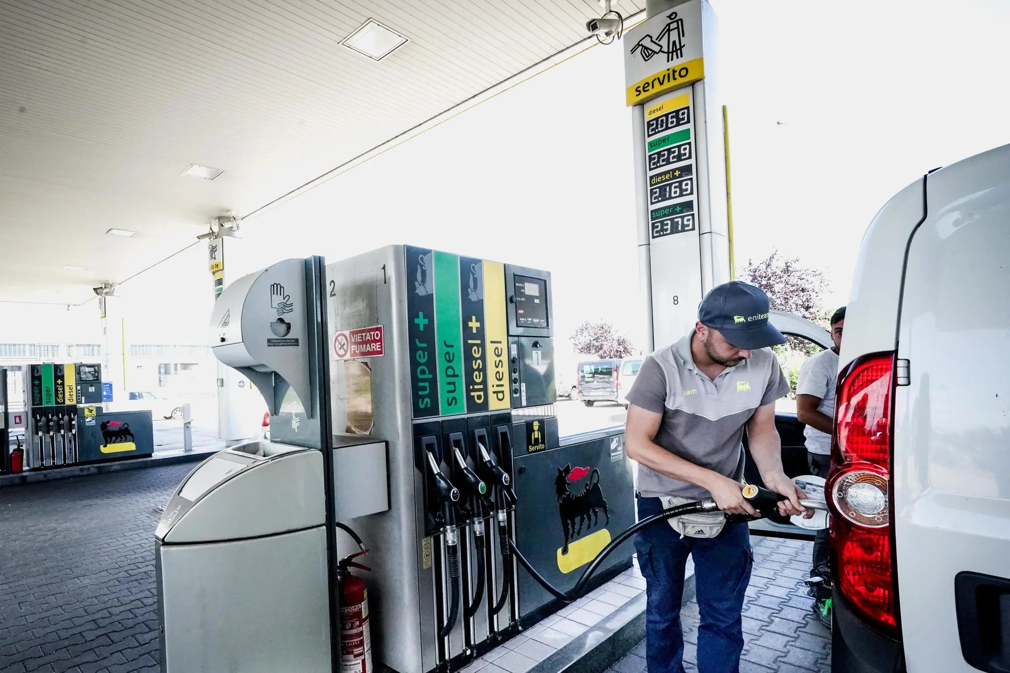 Un rifornimento di gasolio (Ansa)