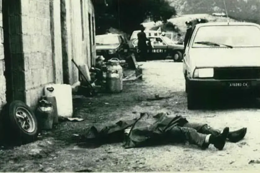 I carabinieri nell'ovile in cui si consumò la strage (archivio L'Unione Sarda)