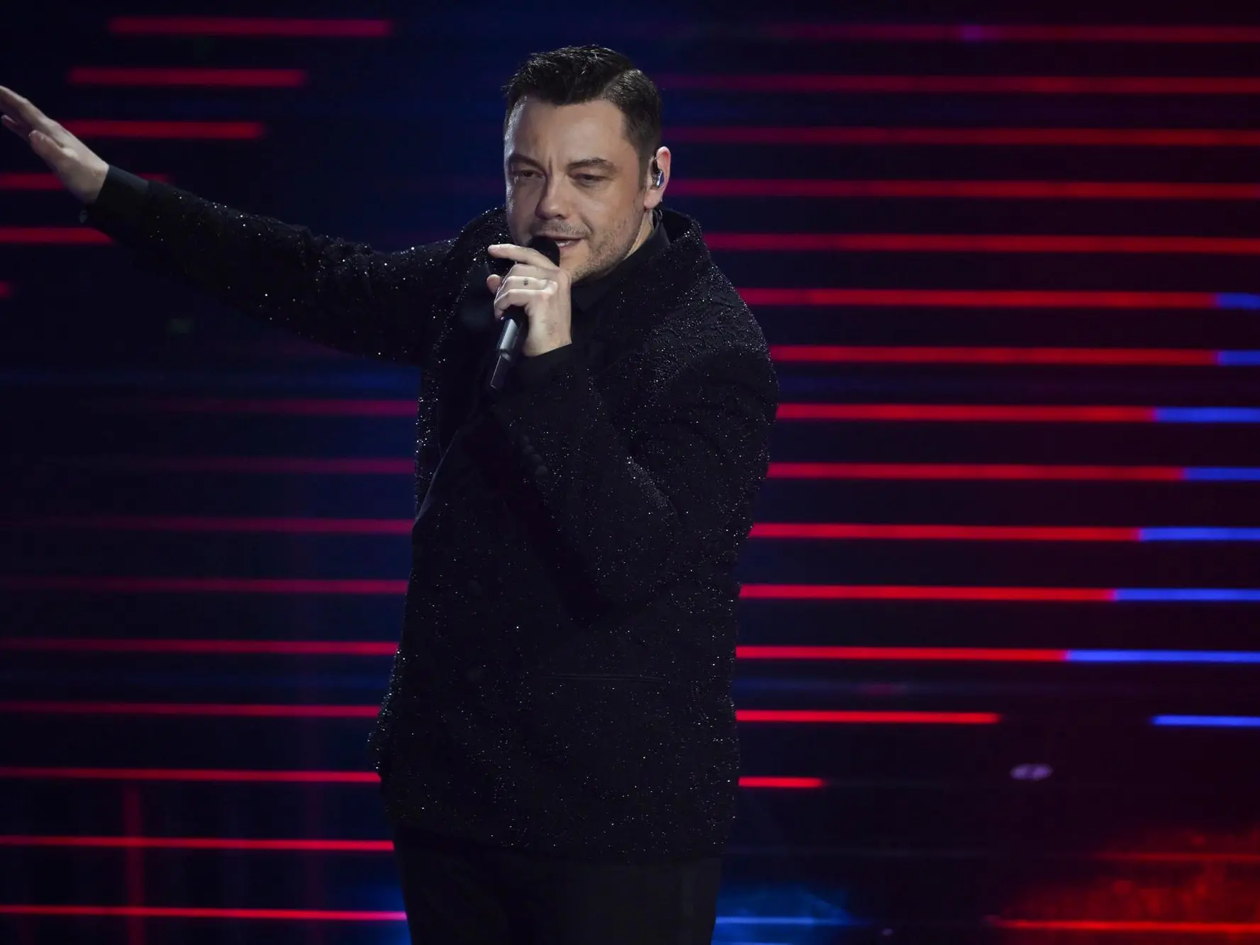 Sanremo al via: in apertura l’omaggio a Baudo, poi Vessicchio. Tiziano Ferro infiamma l'Ariston, carrellata con i trenta Big Italian singer Tiziano Ferro performs on stage at the Ariston theatre during the 76th edition of the Sanremo Italian Song Festival, in Sanremo, Italy, 24 February 2026. The music festival will run from 24 to 28 February 2026. ANSA/ETTORE FERRARI