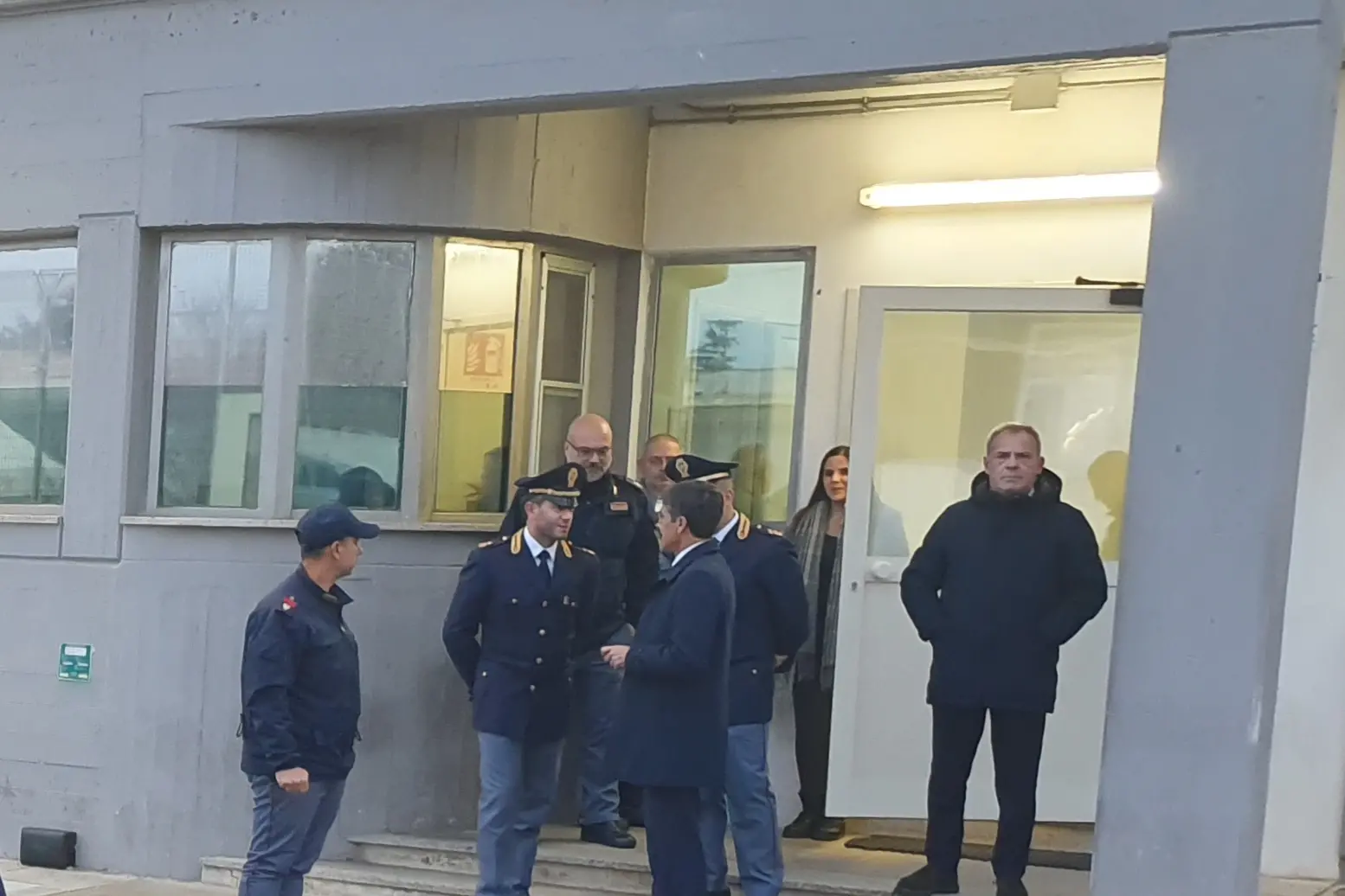 Dirigenti di polizia, della Prefettura, sindacalisti e amministratori davanti al Cpr (foto Oggianu)
