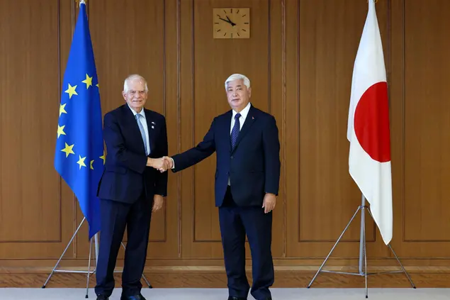Il ministro della difesa giapponese Gen Nakatani e Josep Borrell (foto Ansa/Epa)