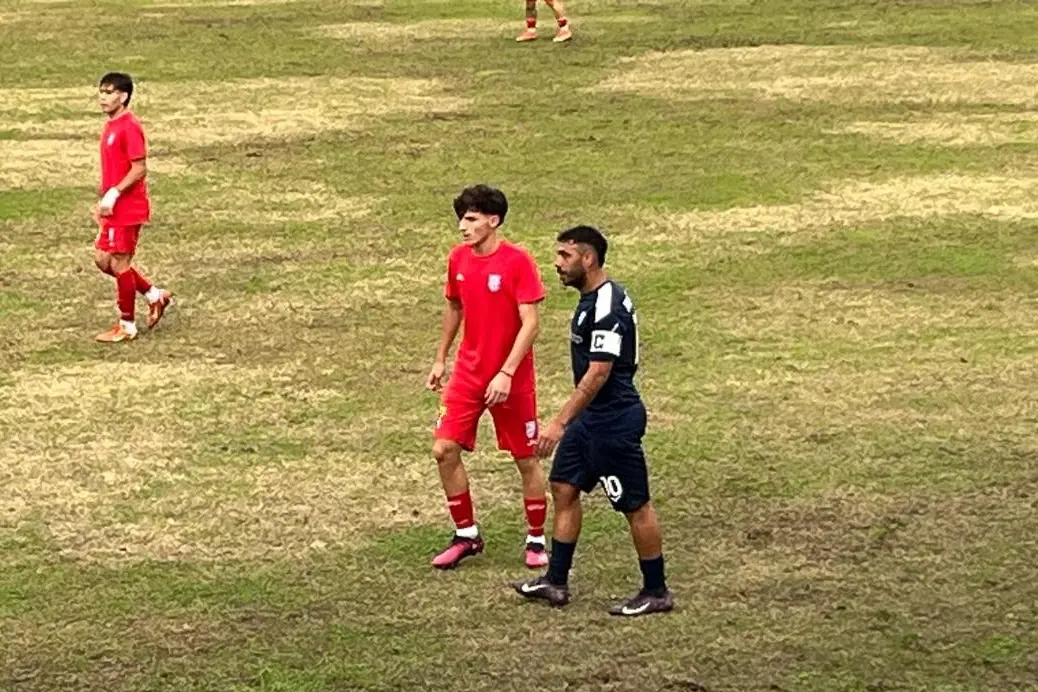 Il capitano dell'Olbia Ragatzu nel derby di andata col Monastir (foto Ilenia Giagnoni)