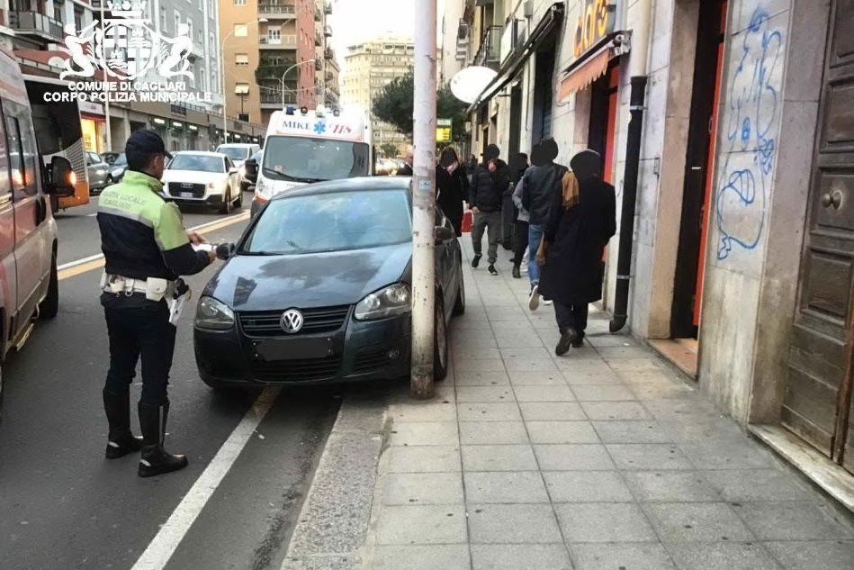 Parcheggia, ma l'auto si muove e travolge tre persone a Cagliari