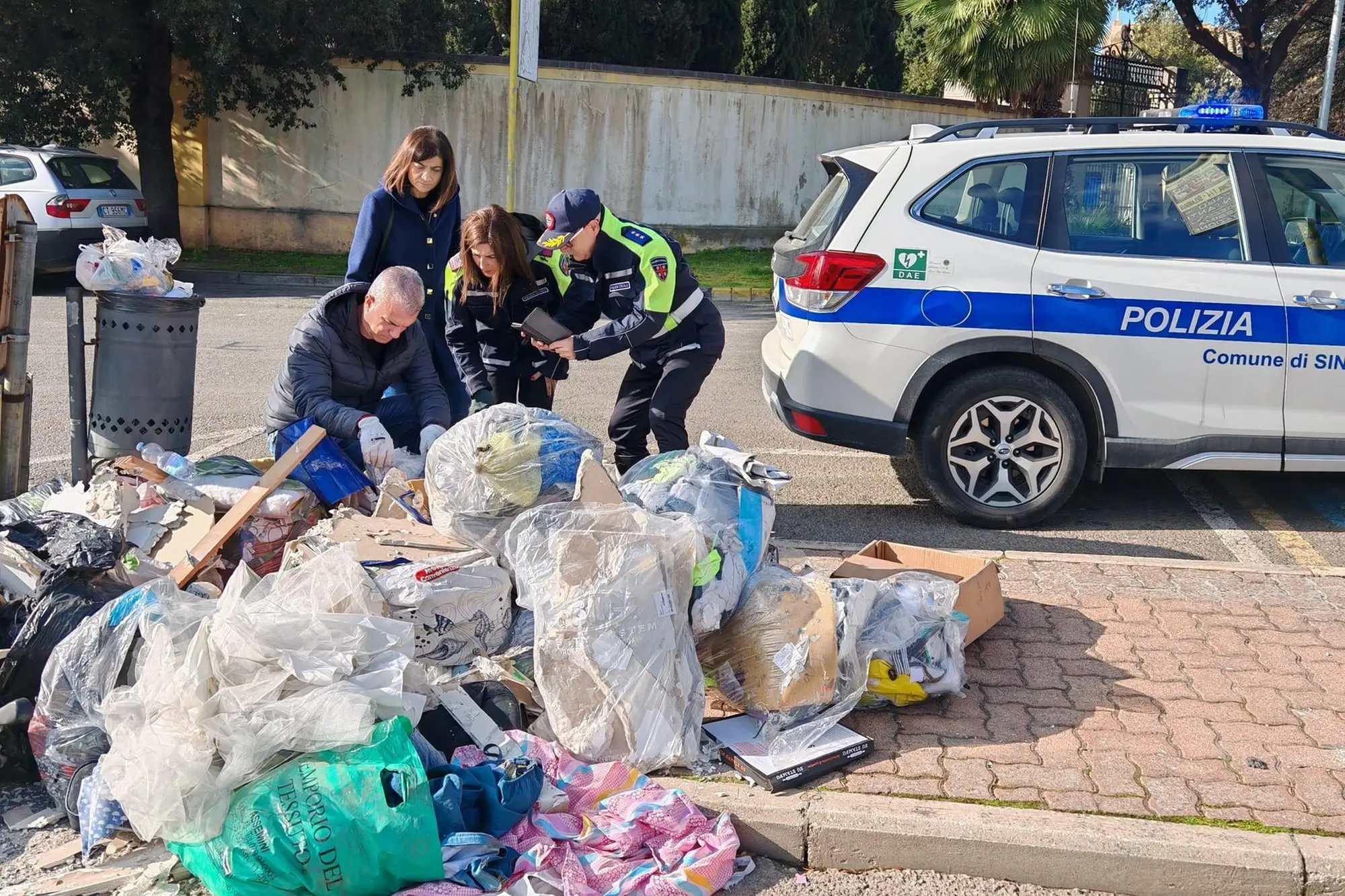 La sindaca e la Polizia locale nel piazzale del cimitero di Sinnai coi rifiuti abbandonati