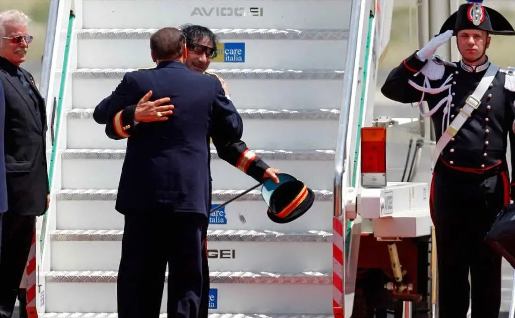 Berlusconi accoglie Gheddafi a Ciampino