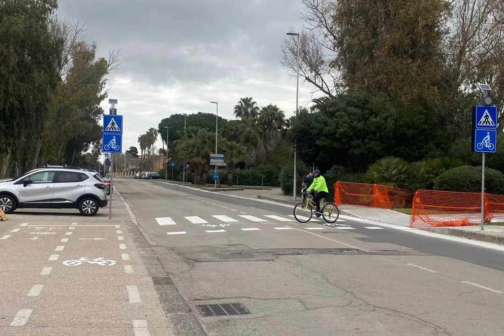 Viale Primo Maggio dove si interrompe la vecchia pista ciclabile e inizia la nuova (foto Fiori)