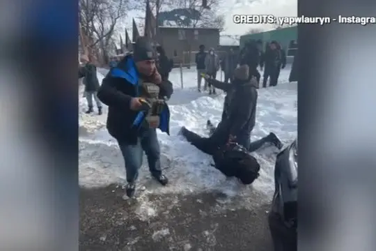 Da Minneapolis il video di una donna trascinata da agenti dell'Ice