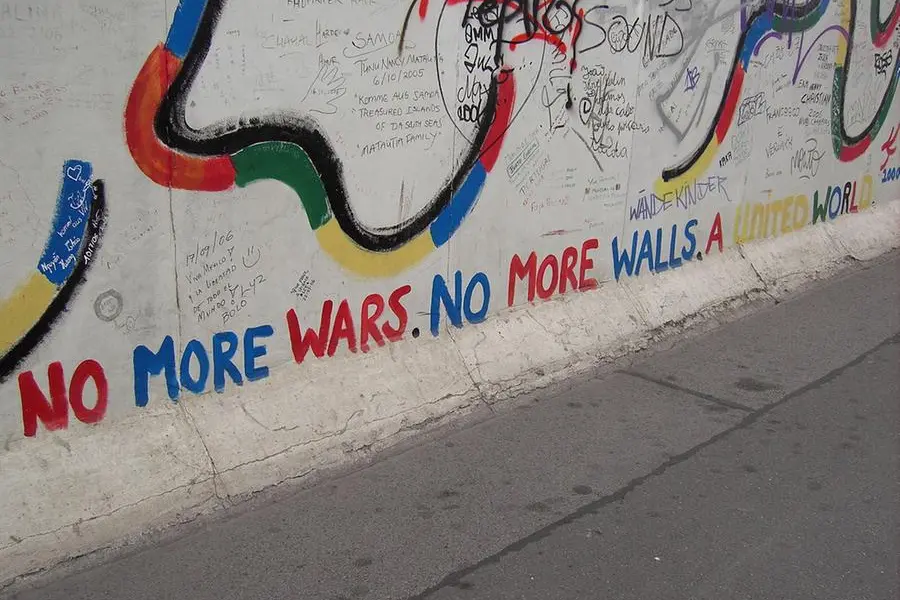 Un famoso slogan che campeggiava sul Muro