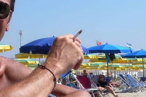 Rimini, stop alle sigarette in spiaggia: aree ad hoc per i fumatori