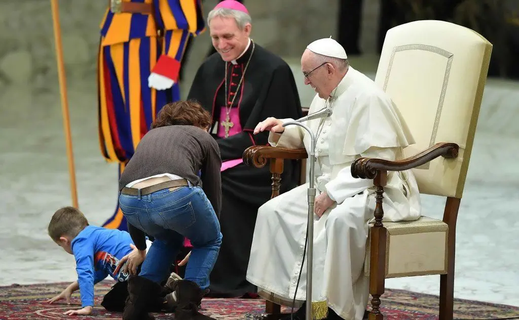La madre del piccolo ha provato a riprenderlo ma con scarsi risultati (foto Ansa)