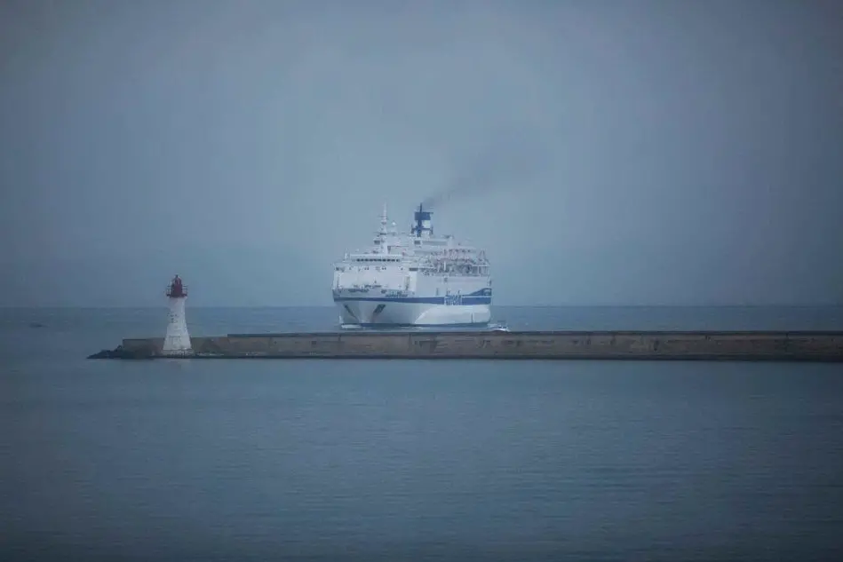 Una nave arriva in porto a Cagliari