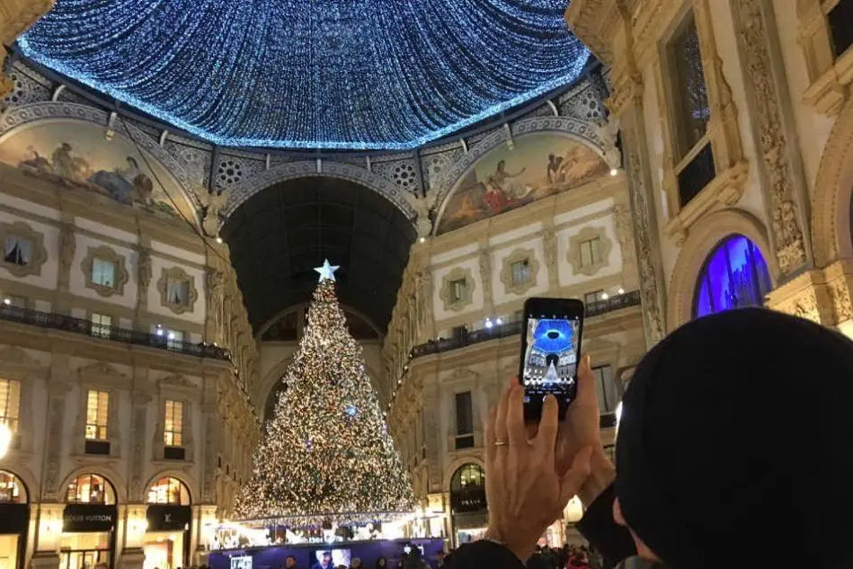 Milano, magia delle luci in attesa del Natale