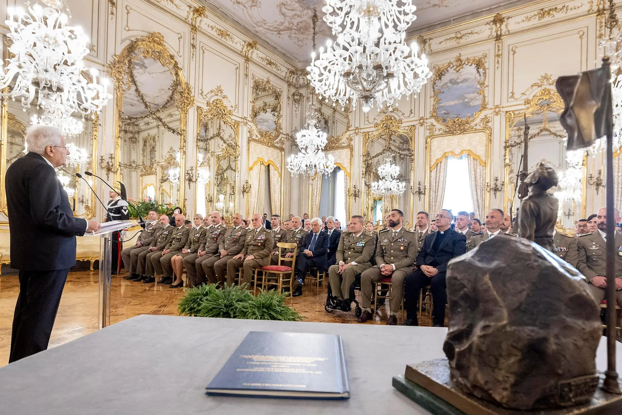 Il Presidente Sergio Mattarella in occasione dell'Incontro con il Capo di Stato Maggiore dell’Esercito nel 165° anniversario di fondazione (Ansa-Ufficio Stampa Quirinale)