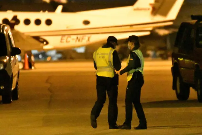 La Guardia Civil all'aeroporto di Palma di Maiorca (Ansa - Epa)
