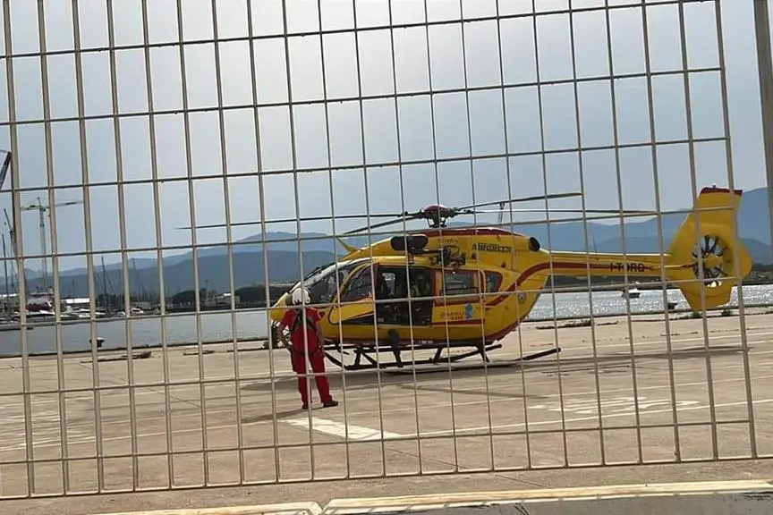 L'elicottero al porto di Arbatax