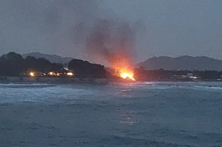 L'incendio sul litorale di Nora