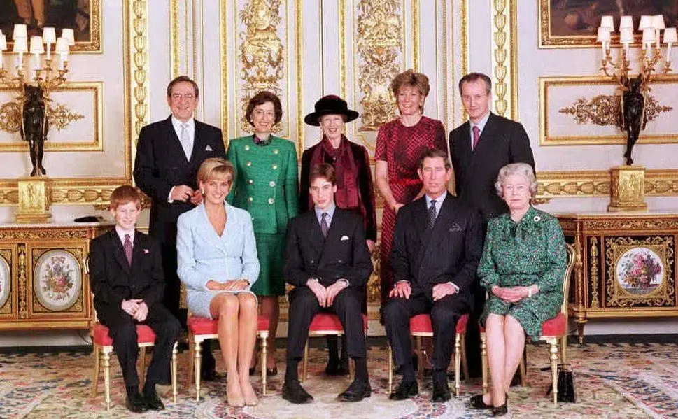 Una foto di famiglia con la regina Elisabetta al fianco di Carlo in basso a sinistra