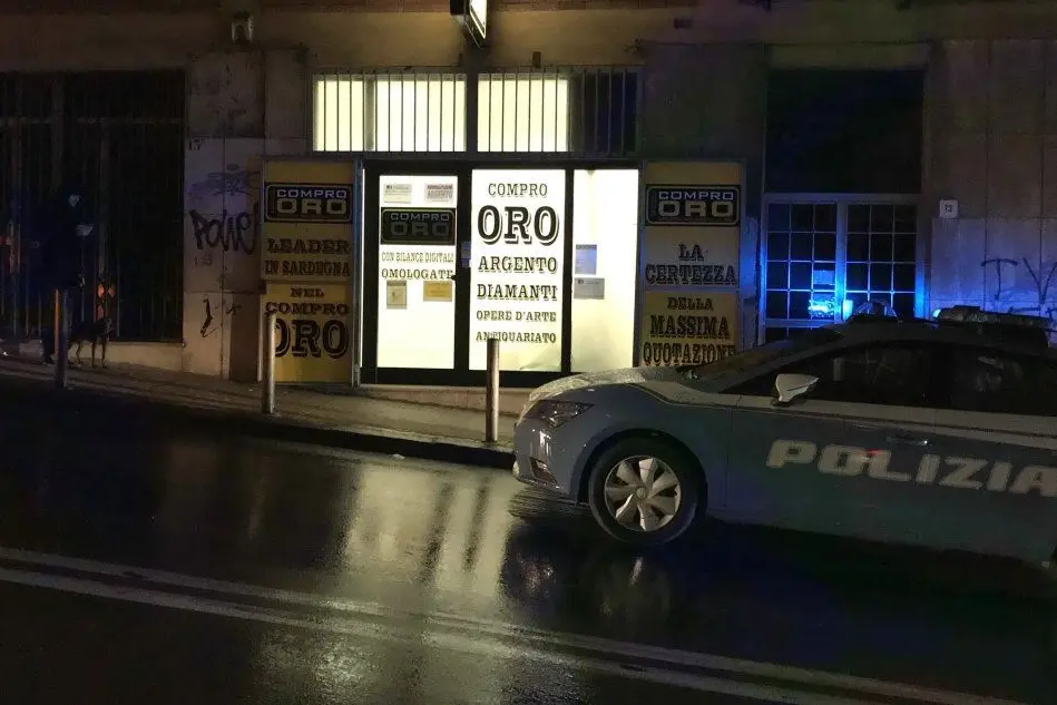 La polizia davanti al "Compro Oro" di viale Trento (foto Gloria Calvi)