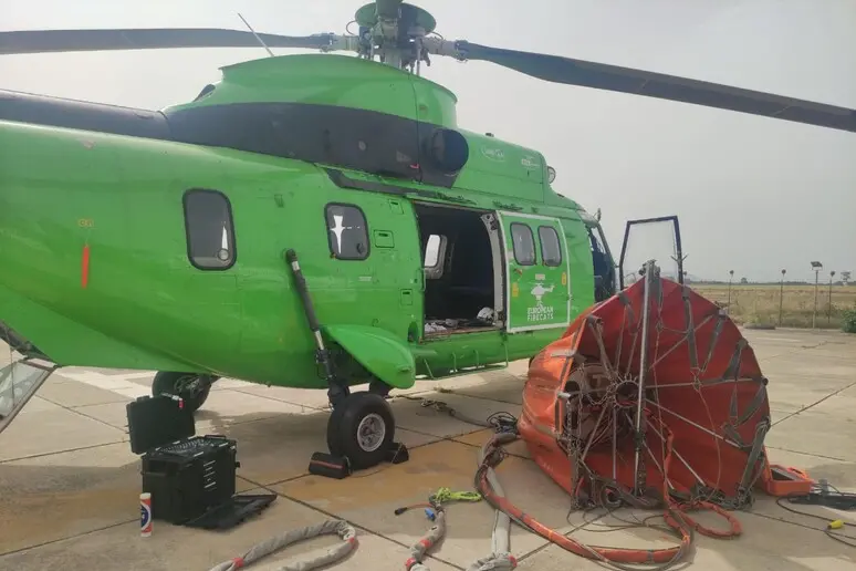 Il Super Puma (foto via Ansa)