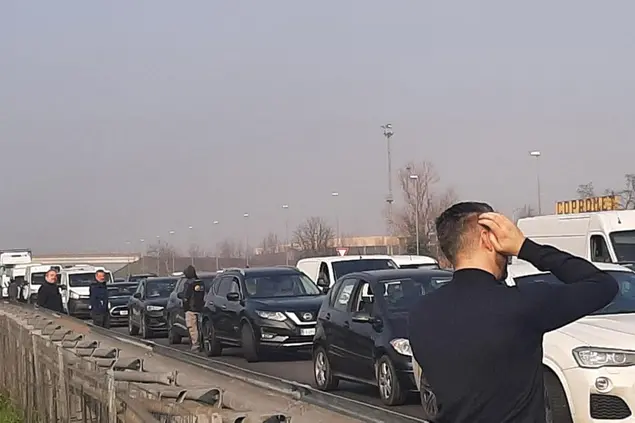 Maxi tamponamento sull'A1, autostrada chiusa e traffico in tilt (foto Ansa)