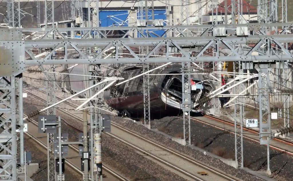 Treno deraglia nel Lodigiano, due vittime (Epa - Bazzi)