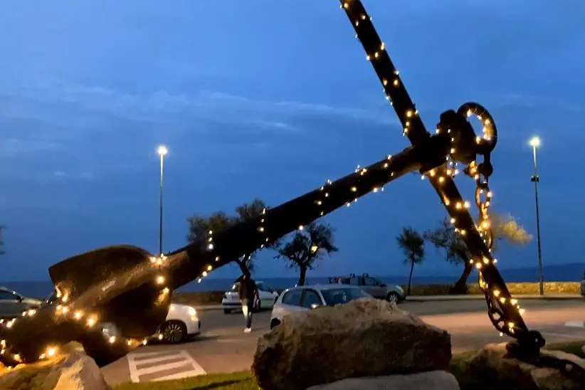 L'ancora nel piazzale ai Caduti della Corazzata Roma a Porto Torres (foto Pala)