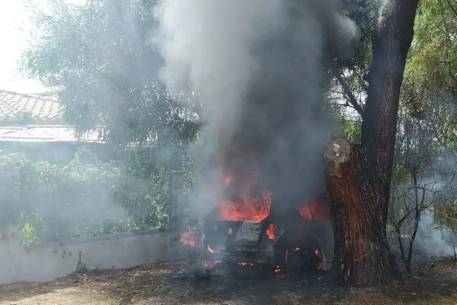 La Bmw distrutta dalle fiamme (foto L'Unione Sarda-Murru)