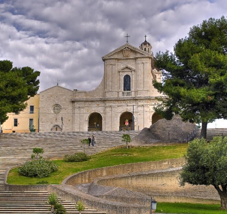 Monsignor Mario Farci celebra la messa